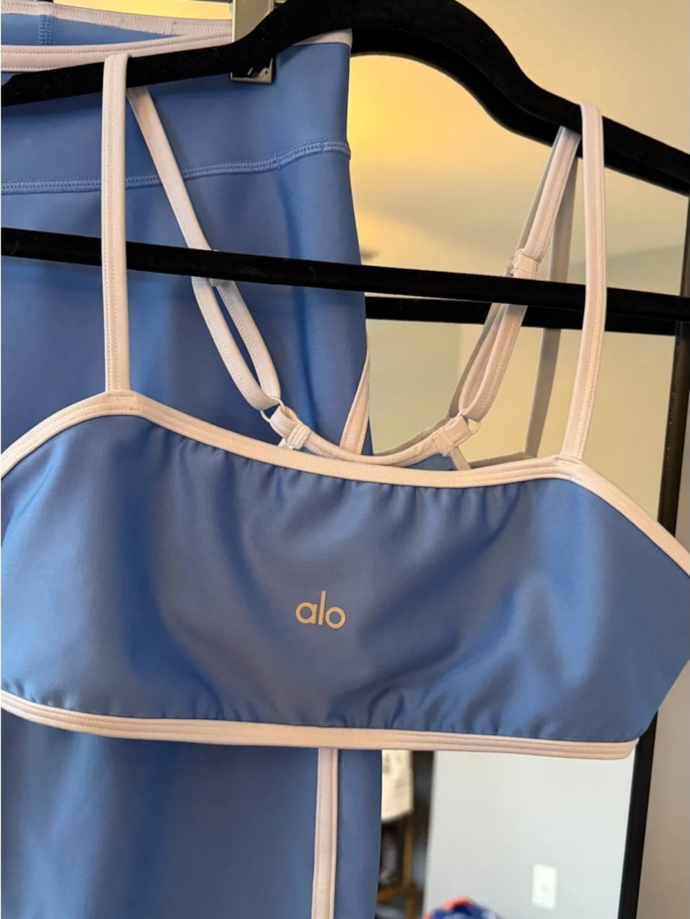 ALO Yoga Leggings and Sports Bra Set - Picture 4 of 8